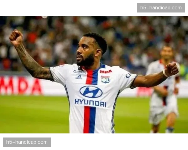 官方确认：里昂前锋拉卡泽特小腿伤势无大碍，预计下周可复出