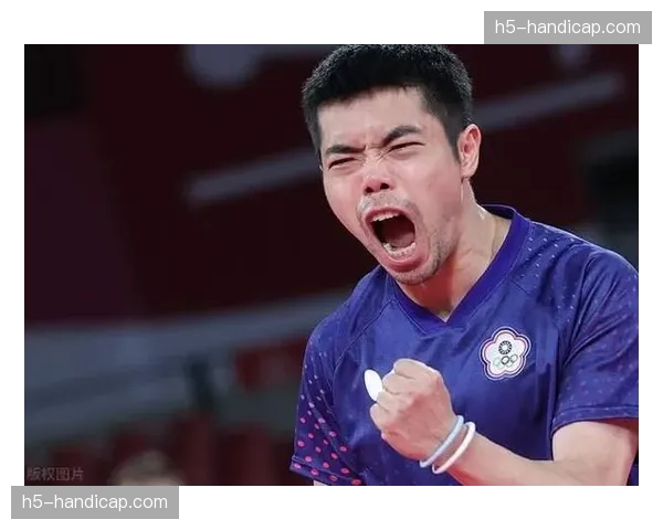 转播镜头捕捉有趣一幕：场边洛里昂助教通过平板电脑实时向队员展示对手压迫热点图